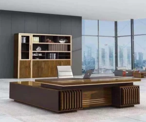 Affirmez votre leadership avec ce bureau de direction en bois foncé. Son design sophistiqué et ses finitions haut de gamme en font un choix parfait pour un bureau prestigieux. Son large plateau et ses nombreux rangements assurent une organisation optimale.