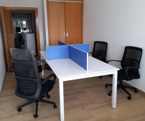 Bureau Open Space Moderne avec Cloisons Séparatrices et Chaises Ergonomiques